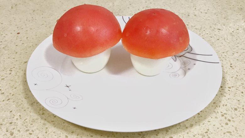 趣萌番茄蘑菇蔬菜饼,让鸡蛋站起来,西红柿切开,大的一头,盖在鸡蛋上就是蘑菇头了