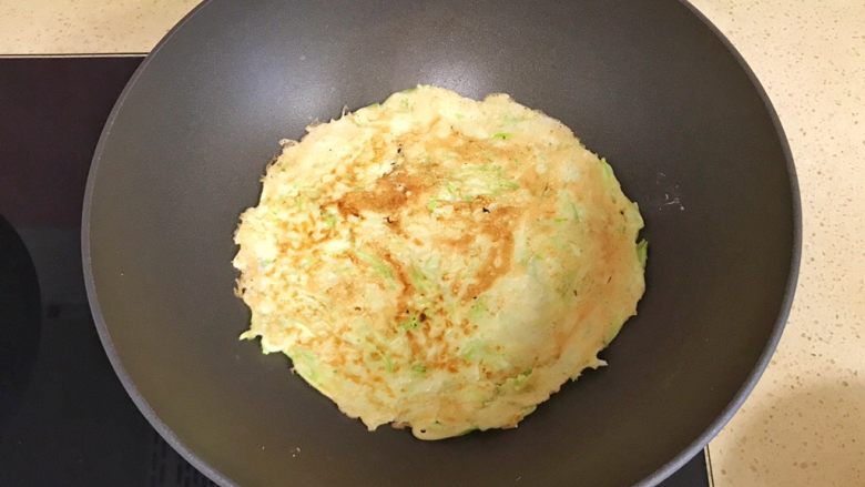 趣萌番茄蘑菇蔬菜饼,端起锅,前后晃动,当饼可以离开锅底,自由滑动,就是熟了,翻过来,继续烙好另一面,同理,饼自由滑动,离开锅底就完全熟了,看看烙至喜欢的颜色就起锅吧