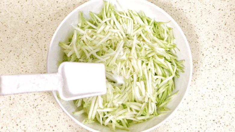 趣萌番茄蘑菇蔬菜饼,加入适量的盐,用筷子搅拌几下,放一会儿