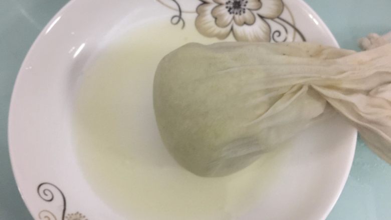 花菜底迷你披萨,放温后用纱布包裹好挤干水分,最后剩下大概130克左右
