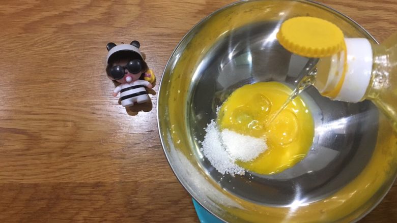 多彩云朵:中空戚风蛋糕,制作蛋黄糊,11克砂糖加入蛋黄中,手动打蛋器搅拌均匀,不需要打发,只要搅拌砂糖到完全溶解就好啦!如果蛋黄太冰,可以把容器放在40度左右的温水里坐热(千万不要开水哦,要不蛋黄要熟啦)