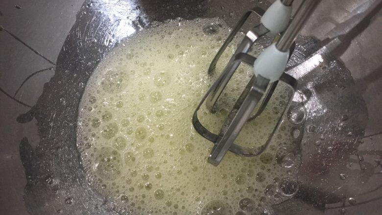 多彩云朵:中空戚风蛋糕,接下来开始打发蛋白,电动打蛋器高速打发,出现大鱼眼泡的时候第一次加入1/3的砂糖,