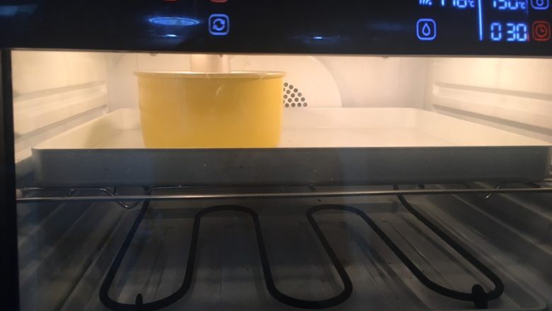 多彩云朵:中空戚风蛋糕,放入烤箱,150度50分钟,烤的过程如果蛋糕表面颜色过深,可以加锡纸。即使有轻微开裂现象,也属正常。不确定的话,40分钟后用牙签测试一下是否烤熟。