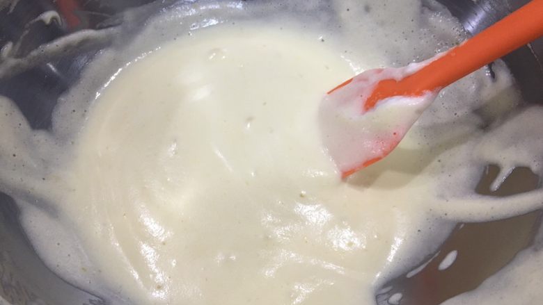 多彩云朵:中空戚风蛋糕,这是剩下的原味面糊,如果你喜欢,也可以加上抹茶粉等其他颜色,让色彩更加缤纷;