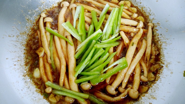 椒香海鲜菇,放入青尖椒,翻炒均匀。