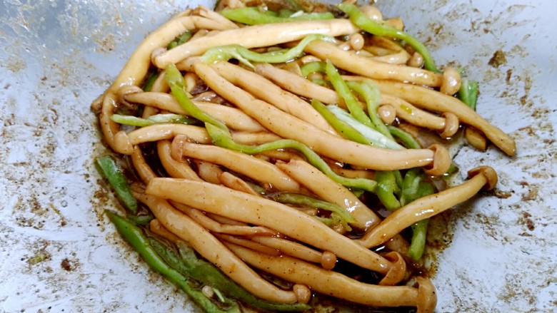 椒香海鲜菇,翻炒均匀后关火装盘!