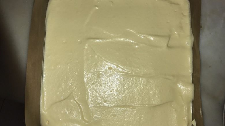 桑葚蓝莓慕斯蛋糕,倒入烤盘里28*28,入预热好180度烤箱,15-20分钟,我烤了18分钟。