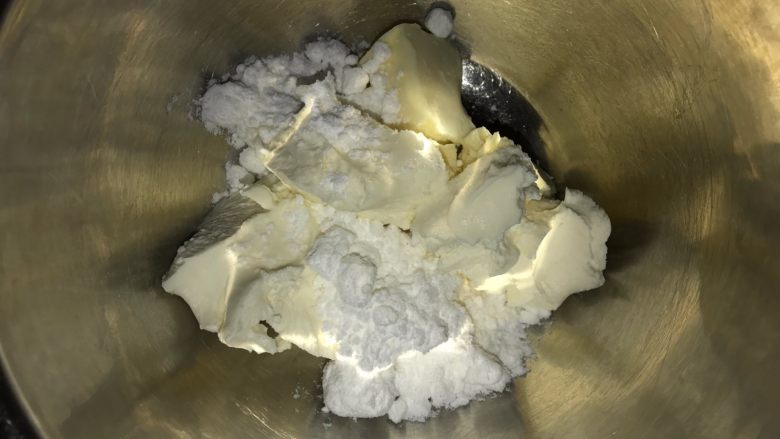 桑葚蓝莓慕斯蛋糕,黄油、奶油奶酪室温软化,加入糖粉打发均匀