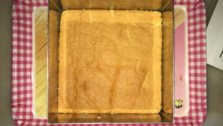桑葚蓝莓慕斯蛋糕,慕斯模底下放入蛋糕片,倒入一层慕斯,入冷冻冻5分钟后取出