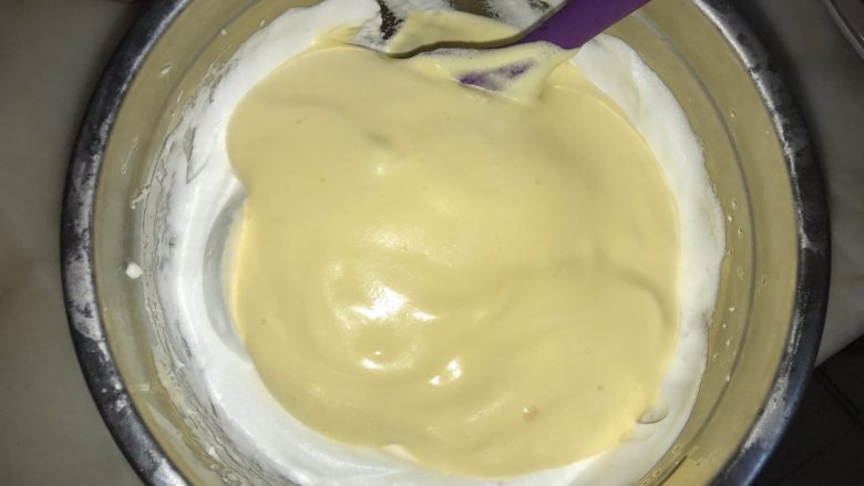 桑葚蓝莓慕斯蛋糕,然后倒回剩下的蛋白里继续翻拌,大至拌匀即可