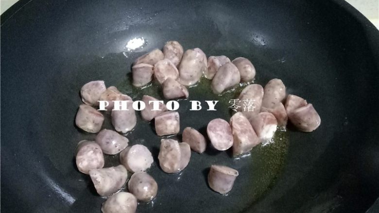 杏鲍菇炒香肠,放入香肠炒至断生;
