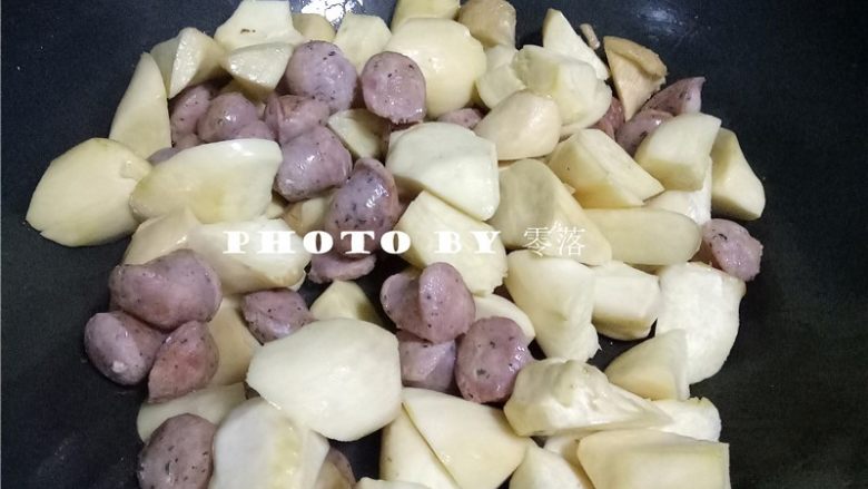 杏鲍菇炒香肠,放入杏鲍菇,继续翻炒;