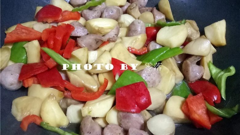 杏鲍菇炒香肠,放入甜椒、青椒;翻炒均匀;