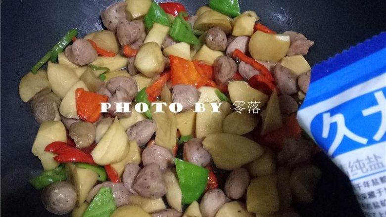杏鲍菇炒香肠,再调入适量盐;