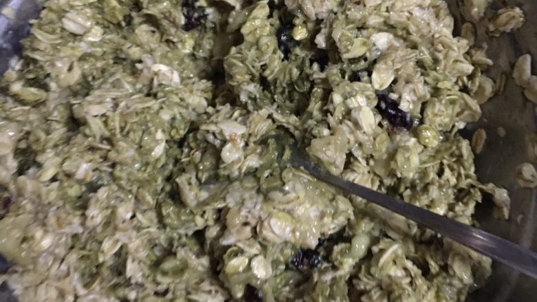 “超低卡健身随身带小零食”
抹茶燕麦饼干,倒入牛奶搅拌均匀。