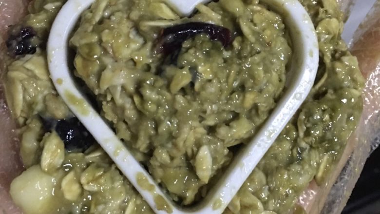“超低卡健身随身带小零食”
抹茶燕麦饼干,使用磨具做成你喜欢的样子(我使用的是做饼干的磨具)