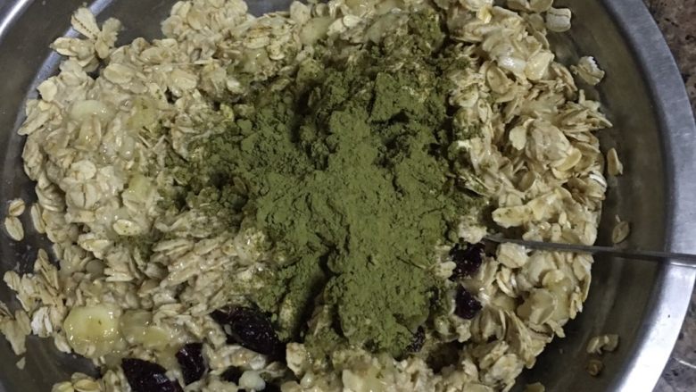 “超低卡健身随身带小零食”
抹茶燕麦饼干,将抹茶粉倒入再搅拌均匀。