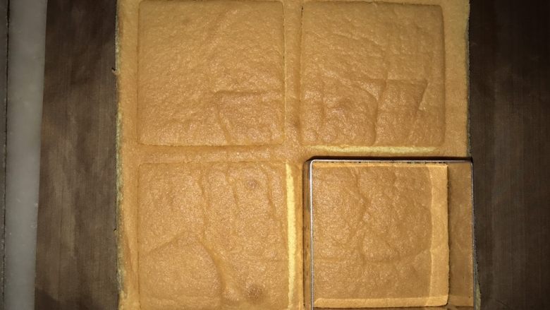 桑葚蓝莓慕斯蛋糕,然后用6寸方形慕斯膜(边长10cm)压出蛋糕片。此蛋糕用两片就够了。