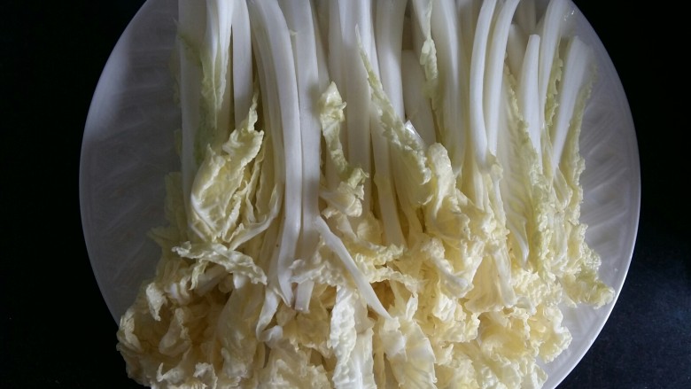 上汤娃娃菜,娃娃菜每片叶子切条,这样方便吃。
