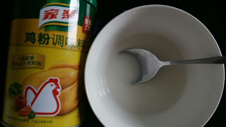 上汤娃娃菜,准备好<a style='color:red;display:inline-block;' href='/shicai/ 813'>鸡粉</a>和淀粉水。淀粉放两勺,加4勺水搅拌均匀。
