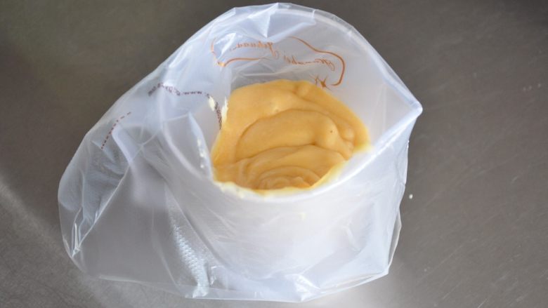 焦糖玛德琳,混合好的面糊装入裱花袋中,密封冷藏过夜后使用。