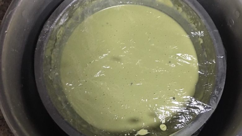 抹茶红豆麻薯,盖上保鲜膜放蒸锅里蒸30分钟!