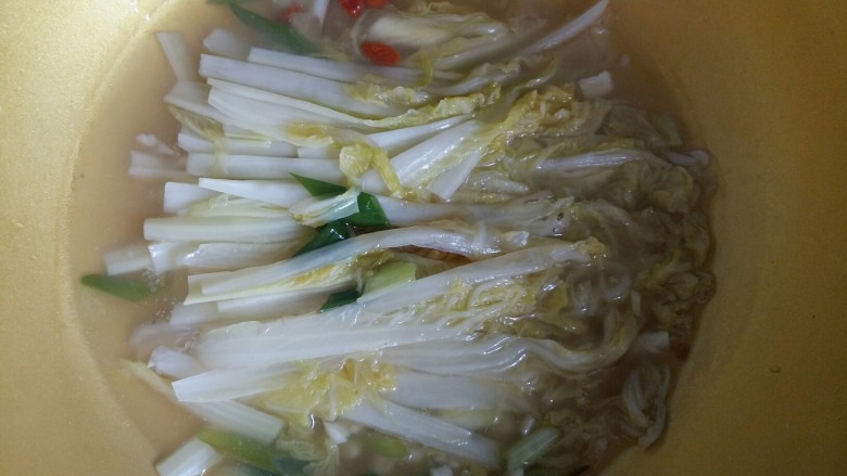 上汤娃娃菜,中火煮开,把娃娃菜摆整齐。煮开后不用收汁,淋上少许<a style='color:red;display:inline-block;' href='/shicai/ 847'>香油</a>,关火出锅。