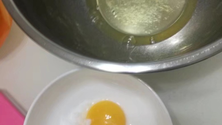 南瓜泥海绵纸杯蛋糕,称量好所有材料,蛋黄蛋清分离,蛋黄中加入15克左右<a style='color:red;display:inline-block;' href='/shicai/ 3729'>白糖</a>用手动打蛋器打发一分钟左右至体积变大颜色变白。