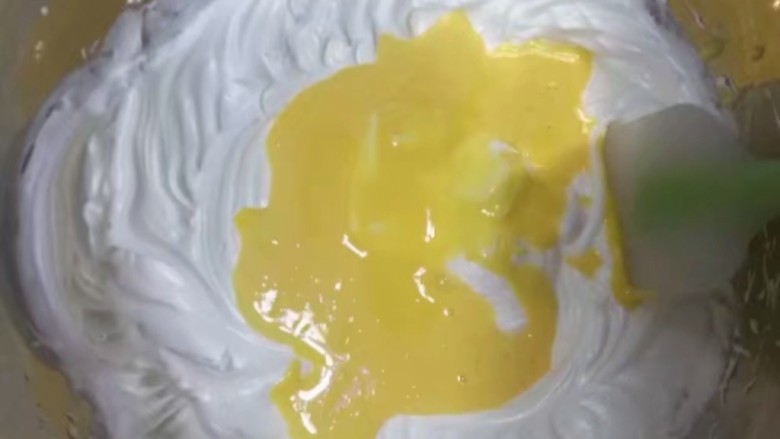 南瓜泥海绵纸杯蛋糕,加入打发的蛋黄,翻拌均匀。