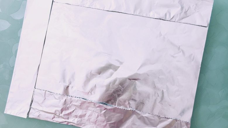 抹茶原味棋格蛋糕,用锡纸自制17*17cm烤盘,四边折起3cm