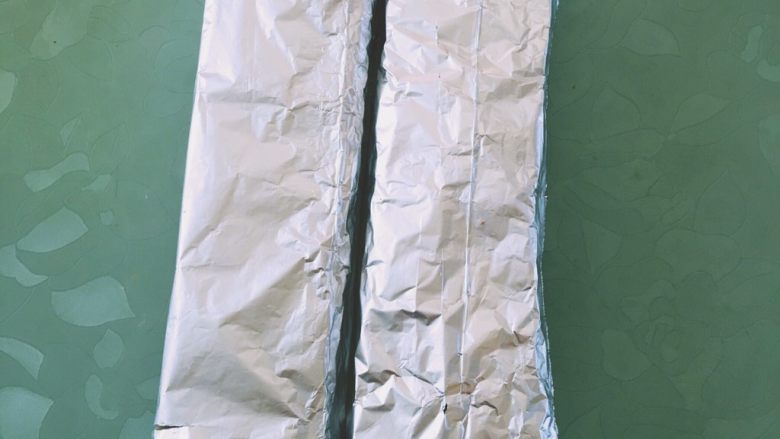 抹茶原味棋格蛋糕,按上述过程重复得到两条蛋糕条,分别为:原味—抹茶—原味;抹茶—原味—抹茶。放入冰箱冷冻层20min取出
