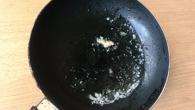 Scrambled Egg,让黄油彻底融化。一定要中小火,不然黄油会焦。