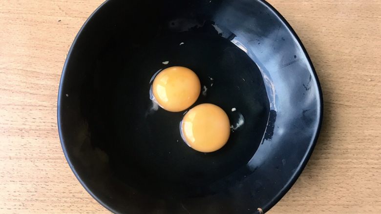 Scrambled Egg,鸡蛋磕入盆中。可以看到蛋黄十分完整,很新鲜。