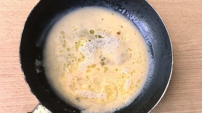 Scrambled Egg,倒入鸡蛋液,全程中小火。倒入时可以看到不会起边边。