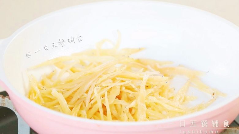银鱼粉 宝宝营养辅食,补锌开胃、增高补钙,沥干水分,入不粘锅小火炒。