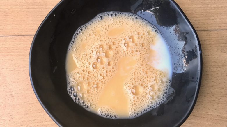 Scrambled Egg,鸡蛋尽量打散。甚至需要打到微微发白。大概1000下?