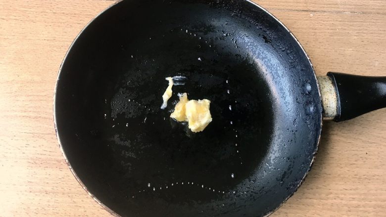 Scrambled Egg,中小火,<a style='color:red;display:inline-block;' href='/shicai/ 887'>黄油</a>倒入平底锅中。尽量用导热性较好的锅。