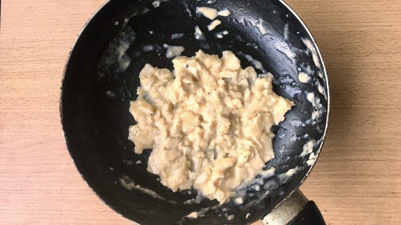 Scrambled Egg,搅拌程度如图,可以看到周边还有一些未完全凝固的蛋液。