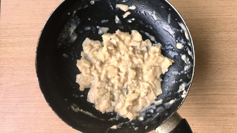 Scrambled Egg,搅拌程度如图，可以看到周边还有一些未完全凝固的蛋液。