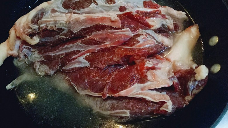 #辣味#凉拌酱牛肉牛筋,将泡过水的牛腱子,焯水,冷水下锅,水开后捞出,用冷水反复冲洗,将牛腱子上的杂质冲洗干净。