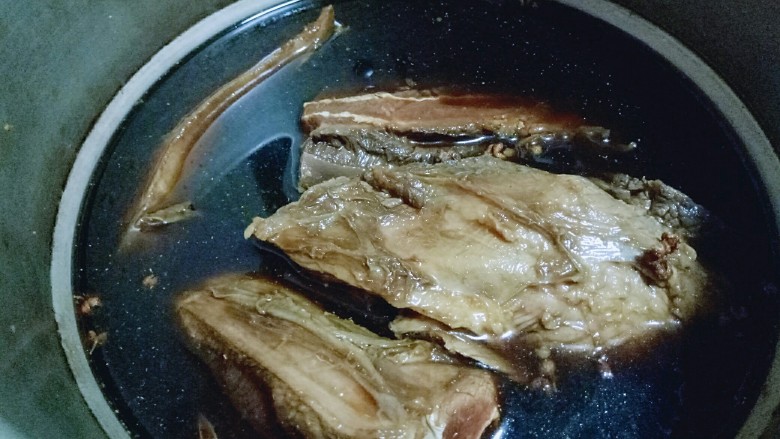 #辣味#凉拌酱牛肉牛筋,高压锅中加入清水,没过牛腱子为宜。
盖上高压锅盖子大火烧开,转小火30分钟即可,待高压锅消气后再打开盖子。