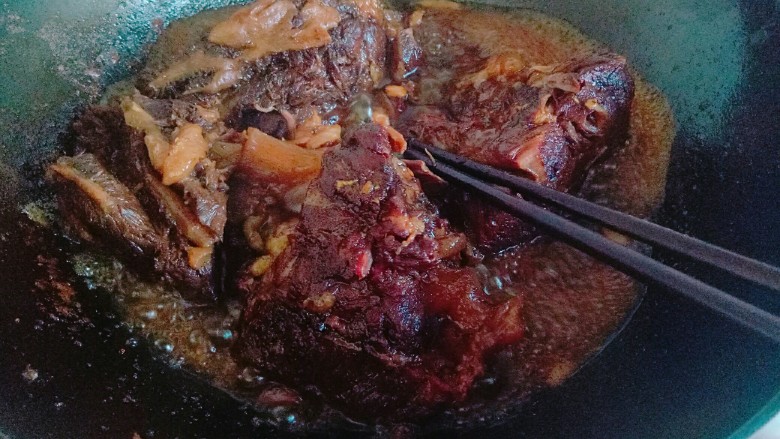 #辣味#凉拌酱牛肉牛筋,连汤汁一起倒入炖锅中大火收汤,不要不全部将汤收干,留有三分之一的汤。