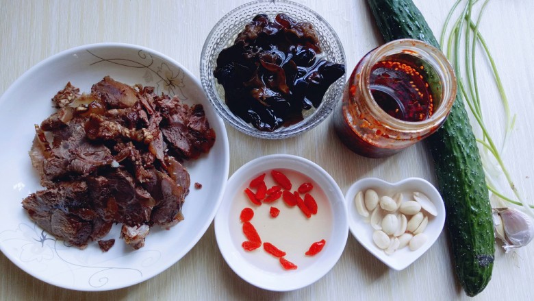 #辣味#凉拌酱牛肉牛筋,准备好食材,开始凉拌喽~木耳用冷水泡发。