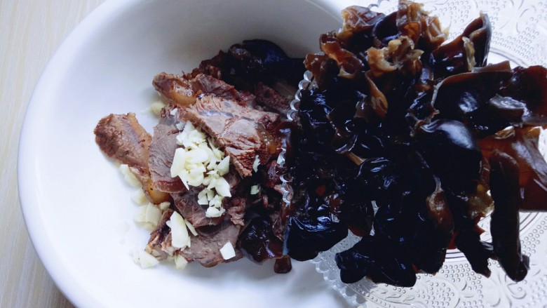 #辣味#凉拌酱牛肉牛筋,将木耳撕小块,倒入装牛肉的器具里。