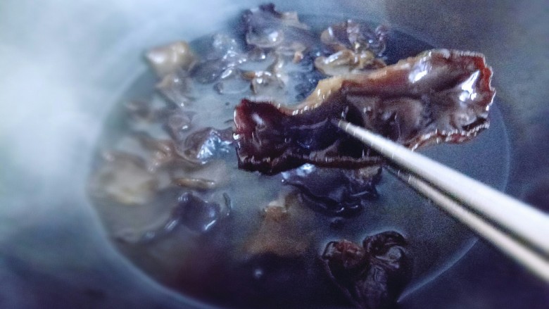 #辣味#凉拌酱牛肉牛筋,将泡发的木耳焯水,水烧开后将木耳倒入锅中,大火1分钟,捞出过冷水。(这样木耳会很脆)