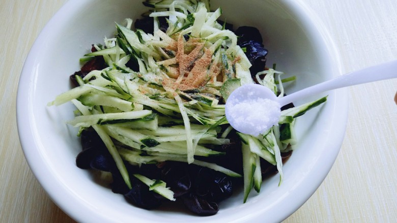 #辣味#凉拌酱牛肉牛筋,加入十三香,盐。