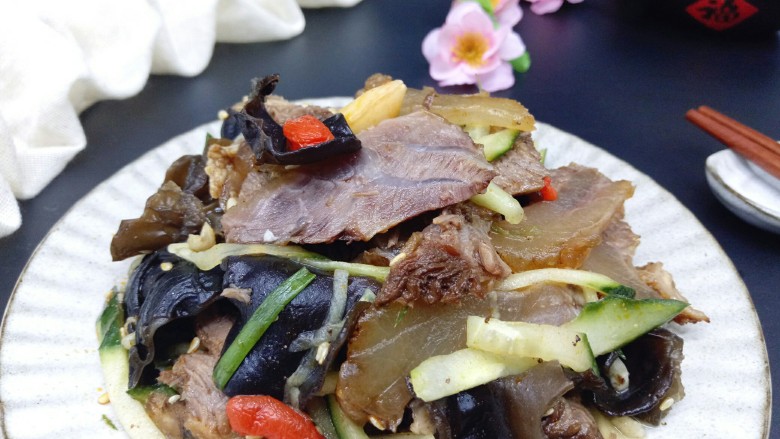 #辣味#凉拌酱牛肉牛筋,近看,太美味了,特别喜欢吃牛筋。