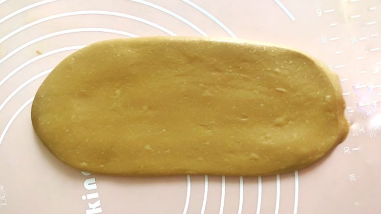 咖啡香浓醇厚的白吐司(一次性发酵),不需要松弛,立即进行一次擀卷,取其中一份,光滑一面在上,擀开成椭圆形