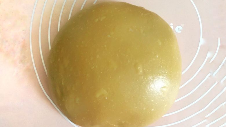 咖啡香浓醇厚的白吐司(一次性发酵),利用厨师机,搅拌至扩展阶段,先加油,再加盐,揉至完全阶段
我习惯拿出来后,再在案板上摔打几下,使得面团均匀达到完全阶段,再团圆面团,光滑细腻,有微量起泡