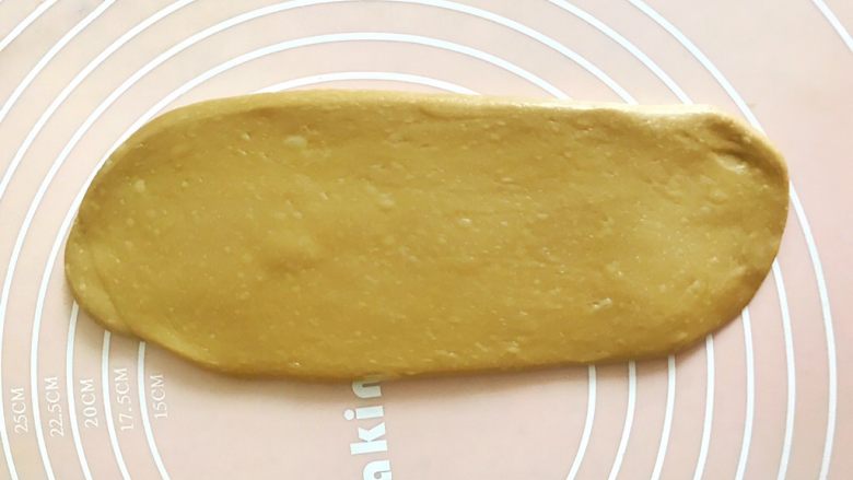 咖啡香浓醇厚的白吐司(一次性发酵),松弛好的面团,便于二次擀卷、整形。取其中一份,再次擀开成椭圆形,翻过来,擀均匀,挤掉边上的气泡,自上而下卷起来